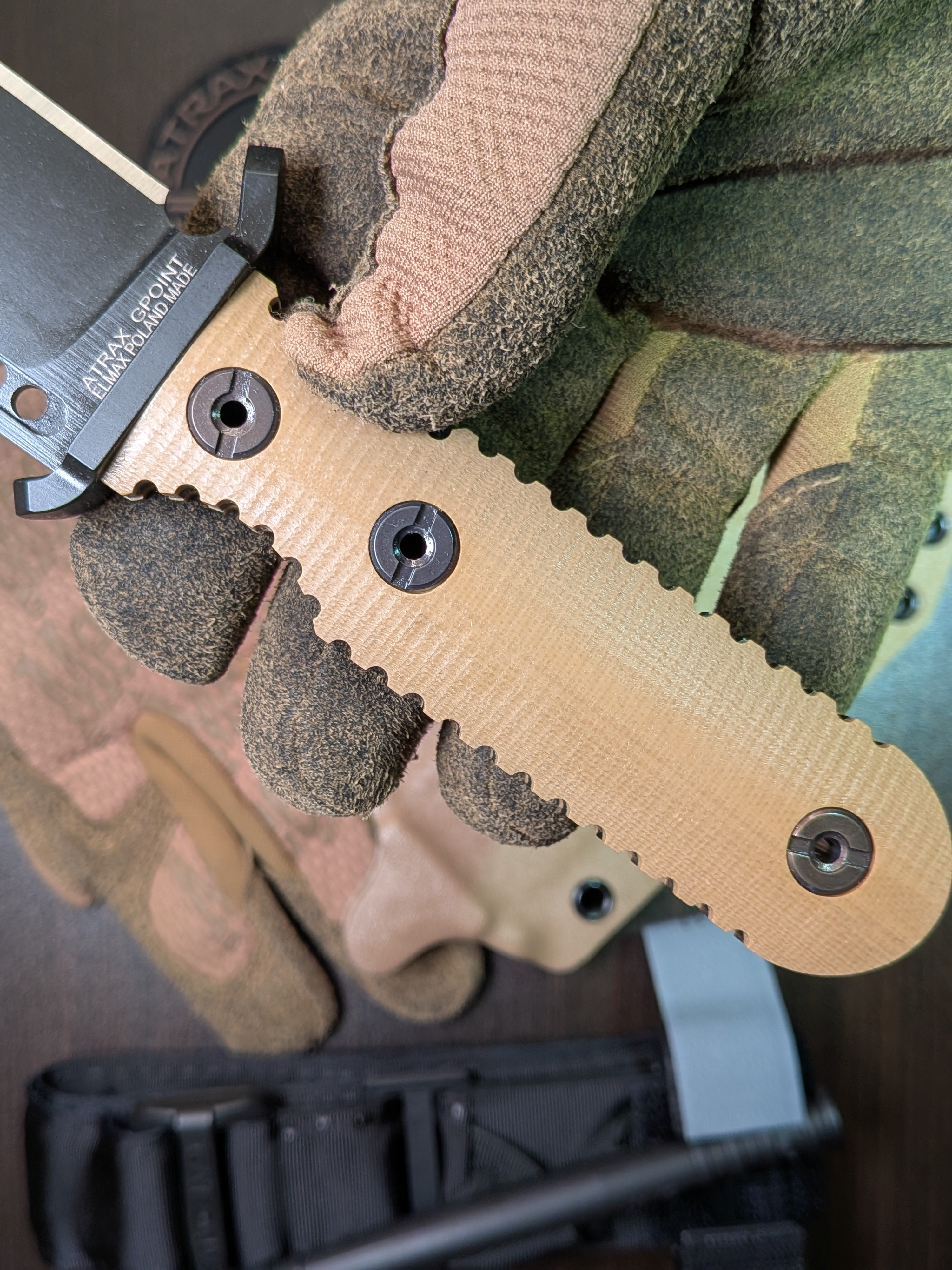 Atrax NOXIOUS Taktisches Messer mit braunem Griff und LR BLACK Cerakote