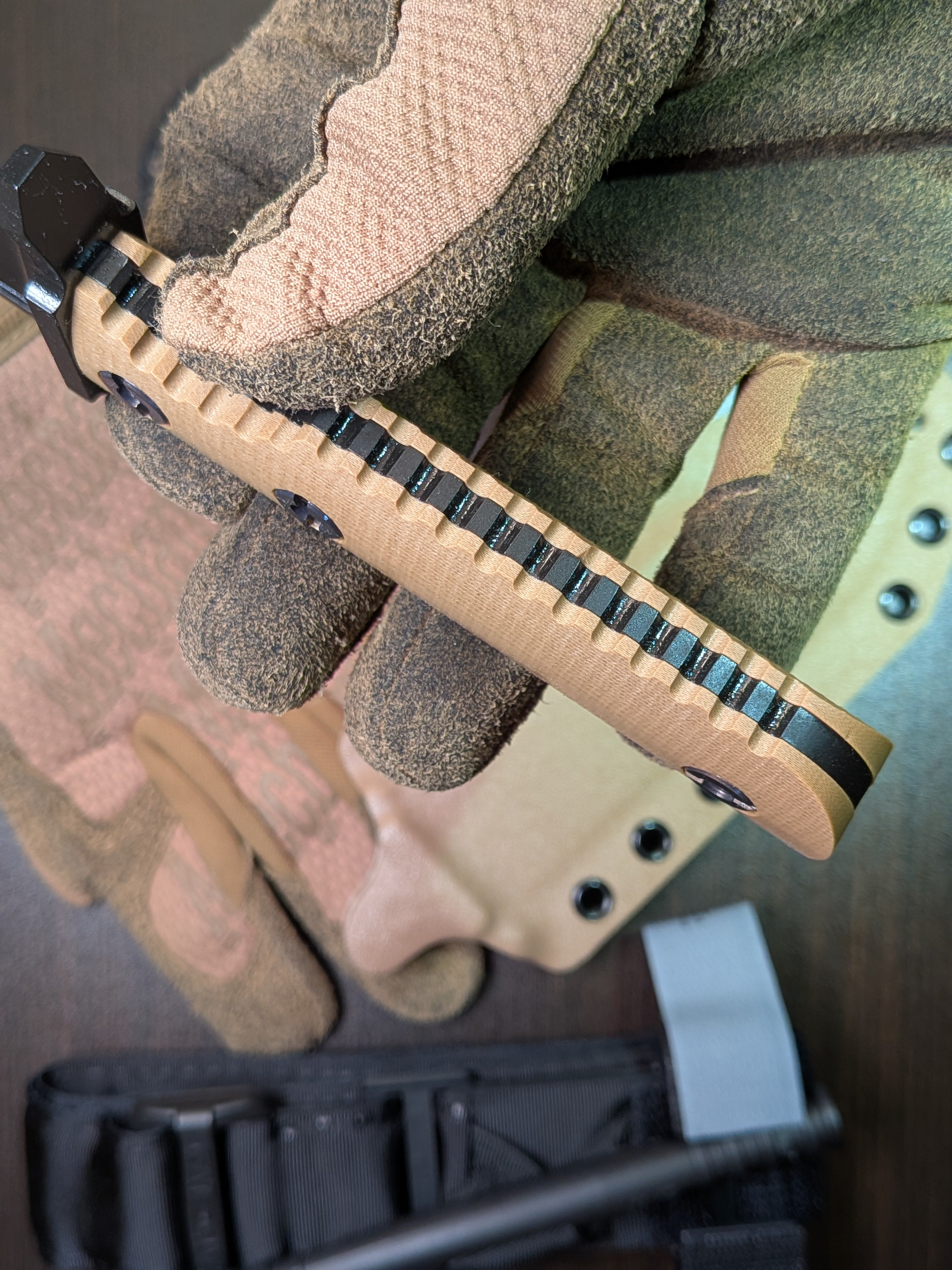 Atrax NOXIOUS Taktisches Messer mit braunem Griff und LR BLACK Cerakote