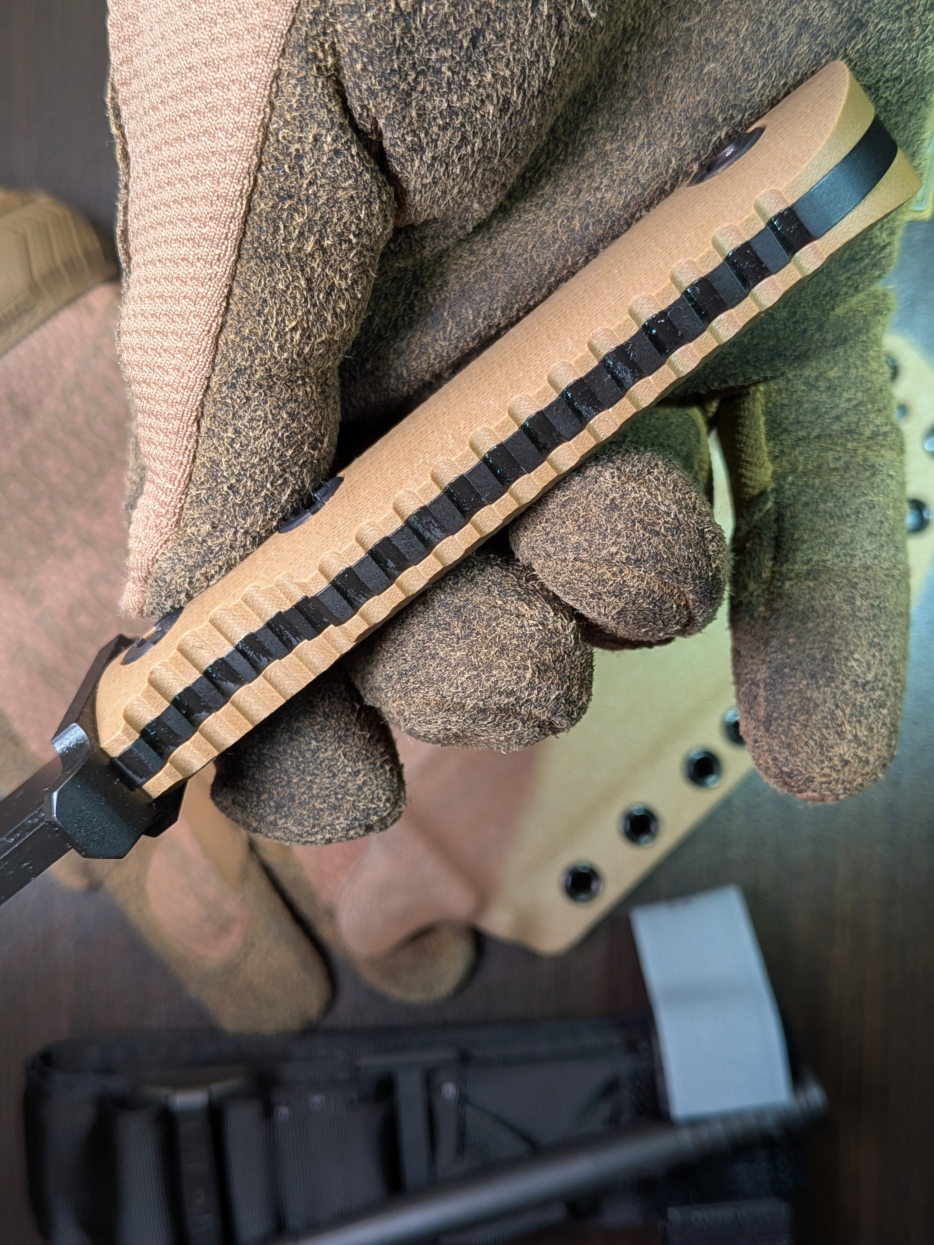 Atrax NOXIOUS Taktisches Messer mit braunem Griff und LR BLACK Cerakote