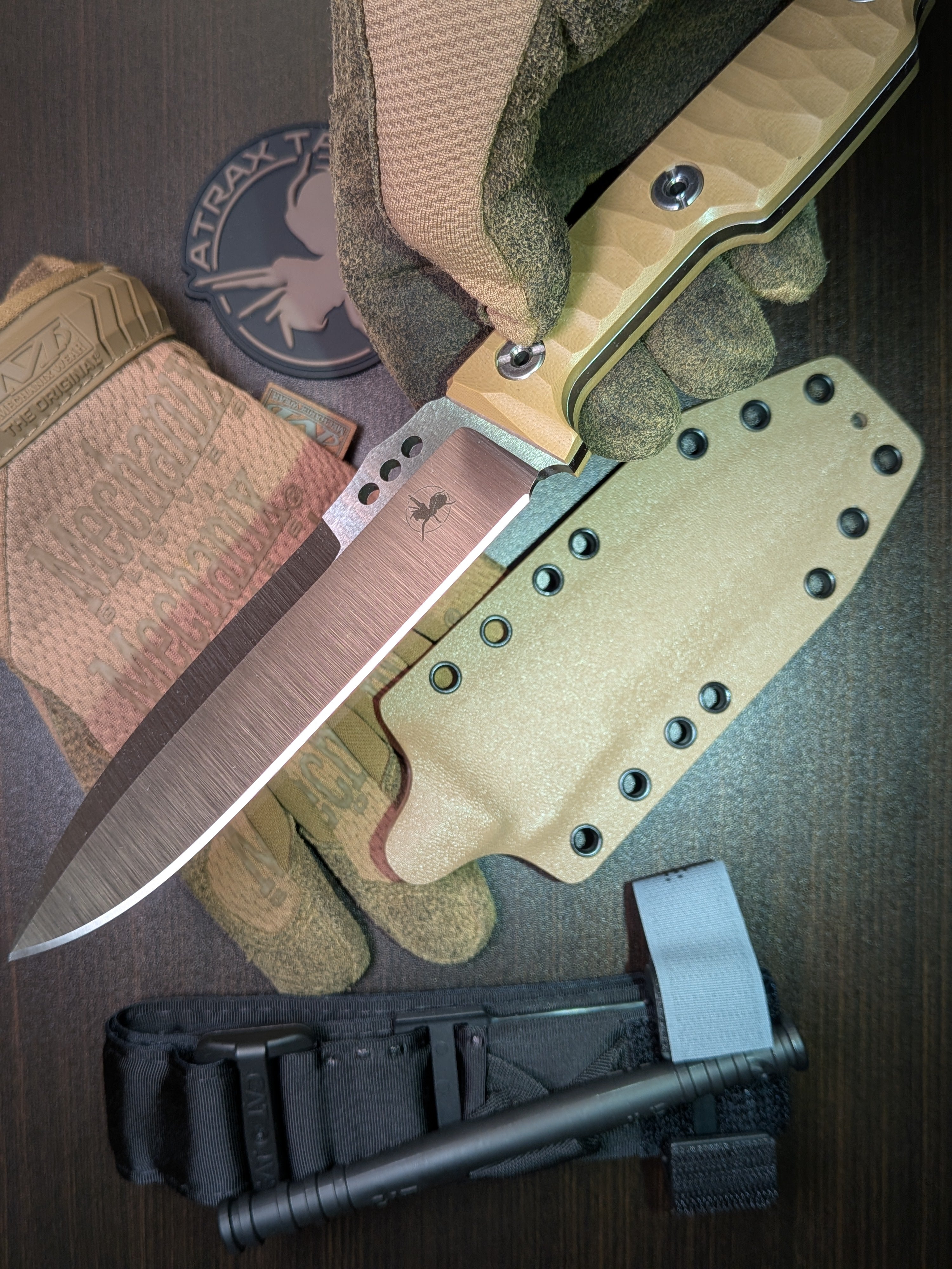 Atrax NOXIOUS Taktisches Messer mit braunem Griff und LR BLACK Cerakote