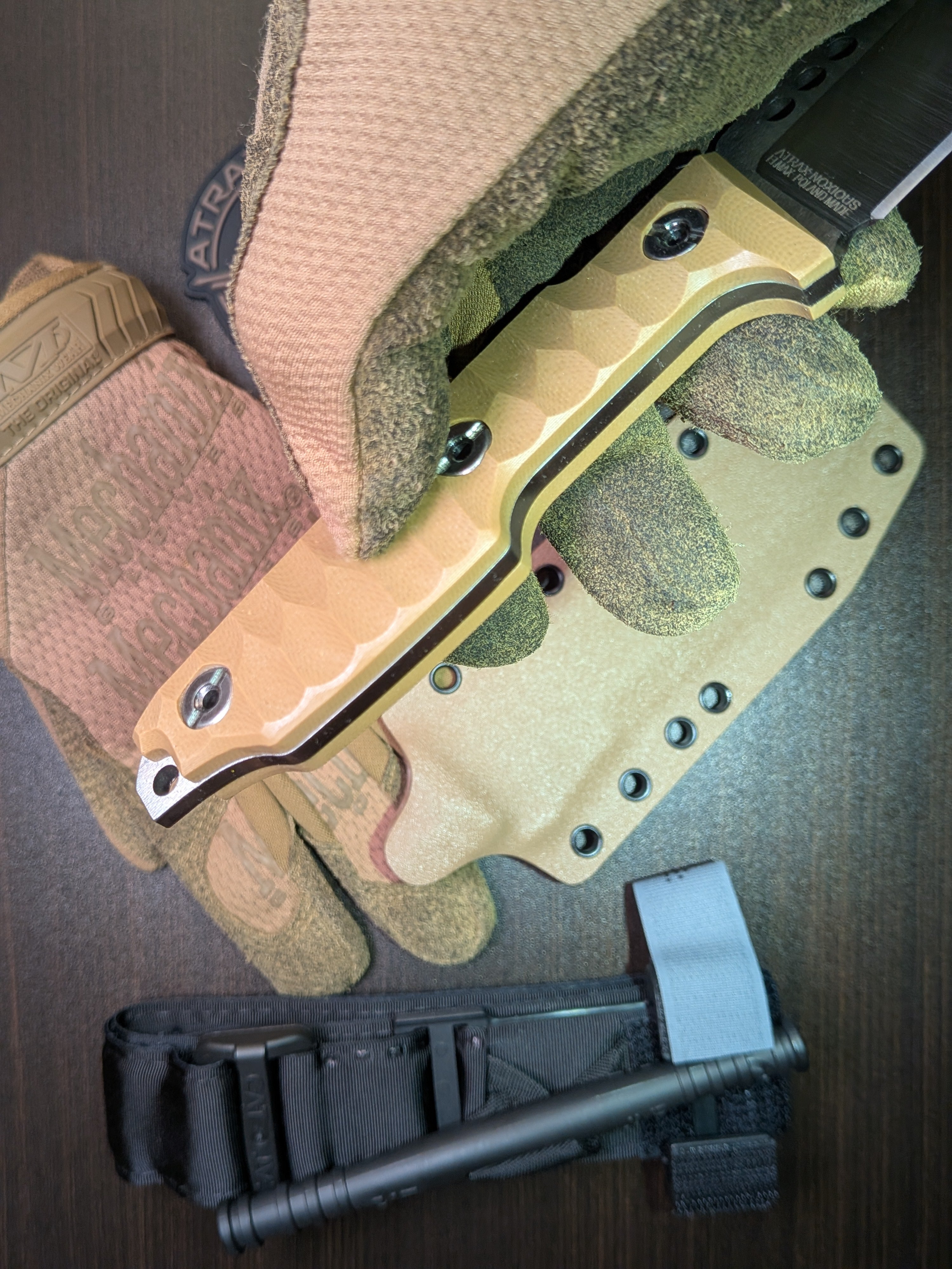 Atrax NOXIOUS Taktisches Messer mit braunem Griff und LR BLACK Cerakote