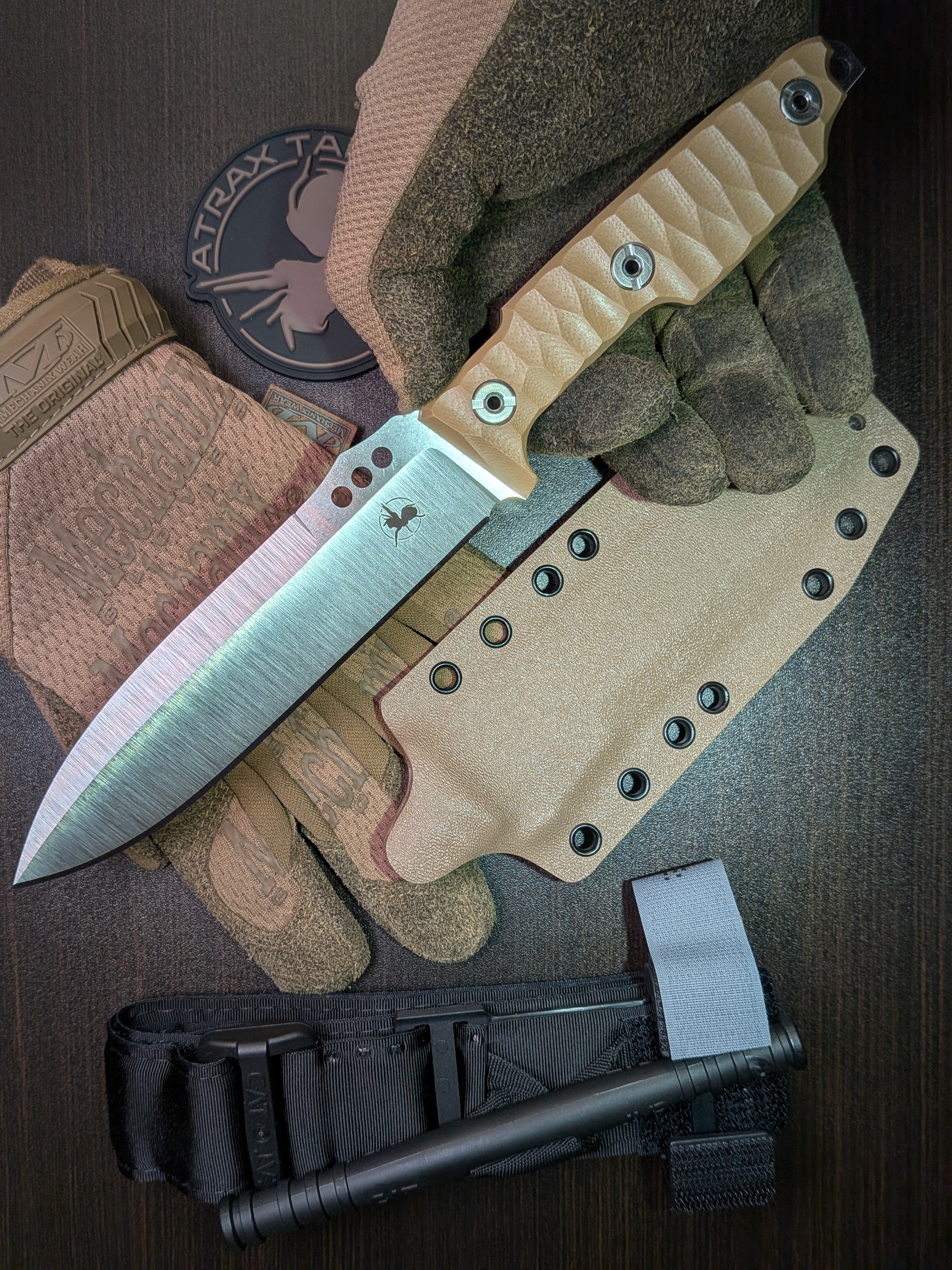 Atrax NOXIOUS Taktisches Messer mit braunem Griff und LR BLACK Cerakote