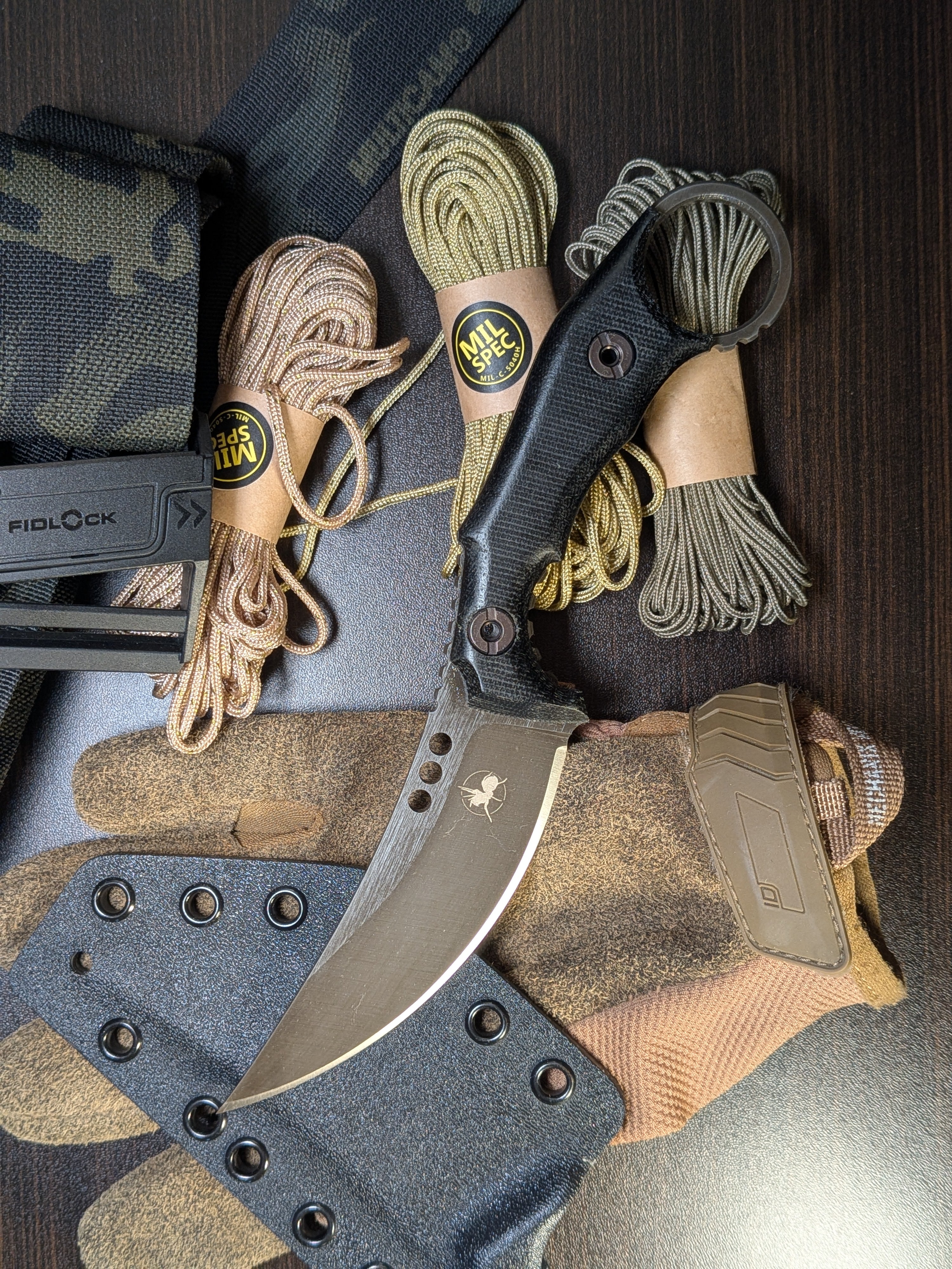 Atrax PLAGUE Stonewashed Tactical Ring Knife mit schwarzem G10-Griff und schwarzem Kydex