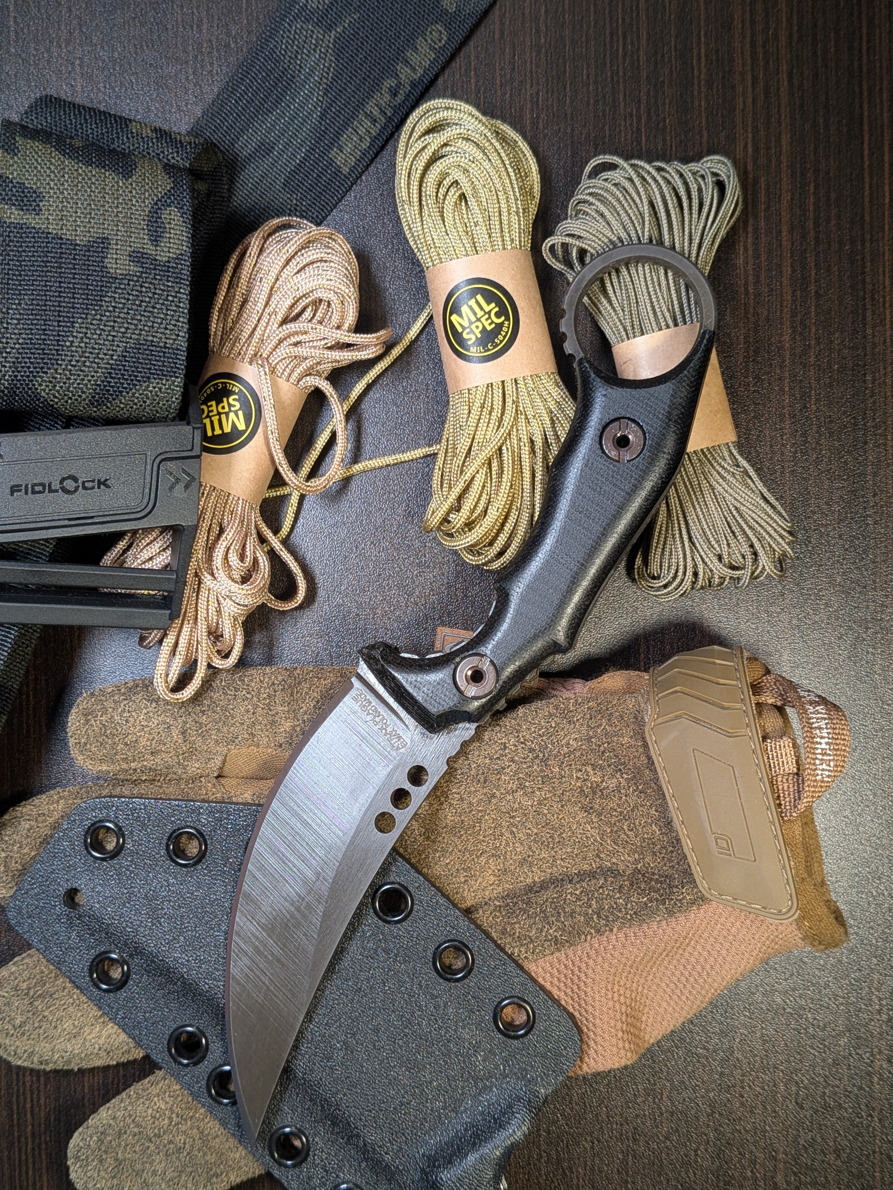 Atrax PLAGUE Stonewashed Tactical Ring Knife mit schwarzem G10-Griff und schwarzem Kydex