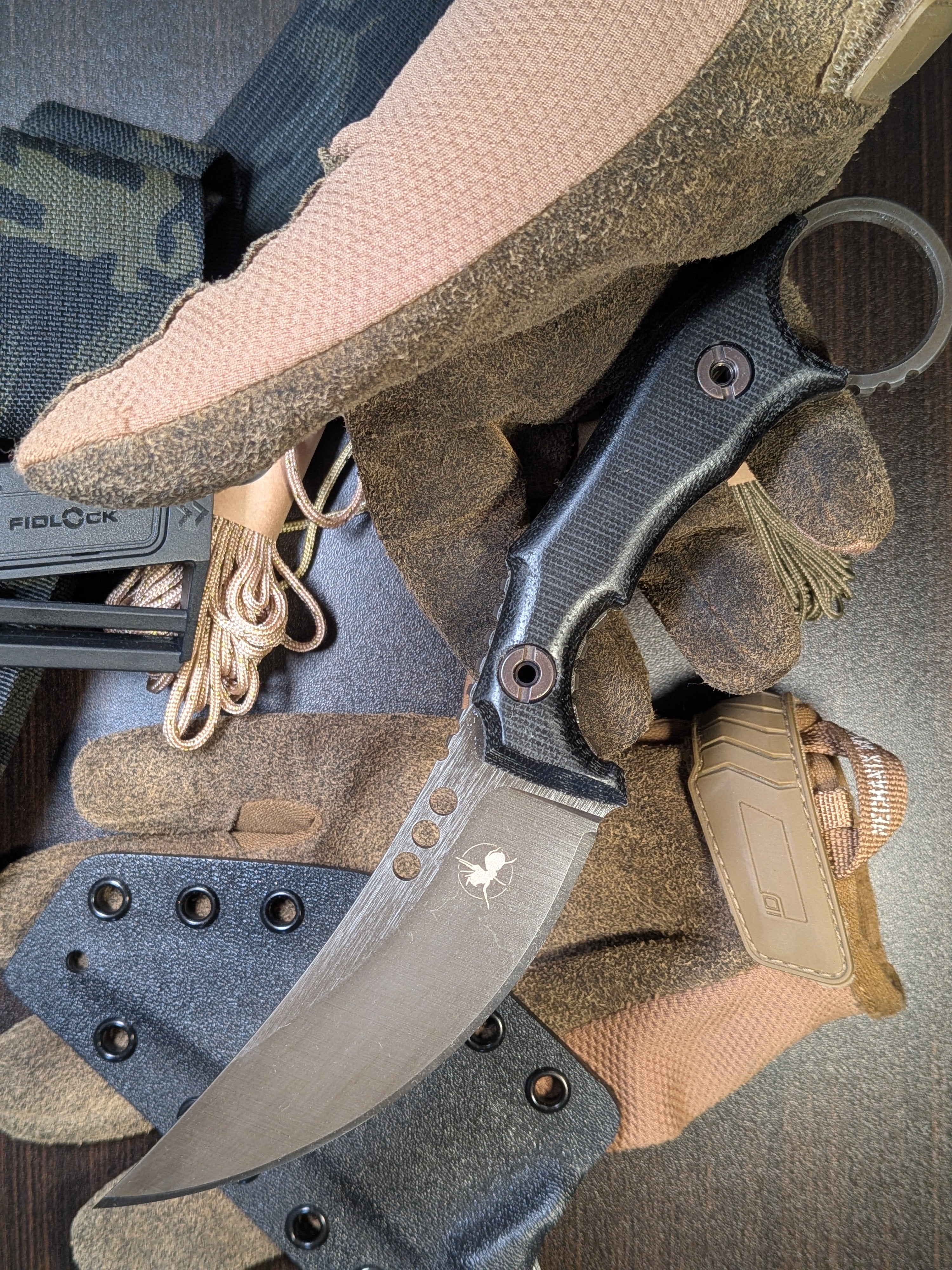 Atrax PLAGUE Stonewashed Tactical Ring Knife mit schwarzem G10-Griff und schwarzem Kydex