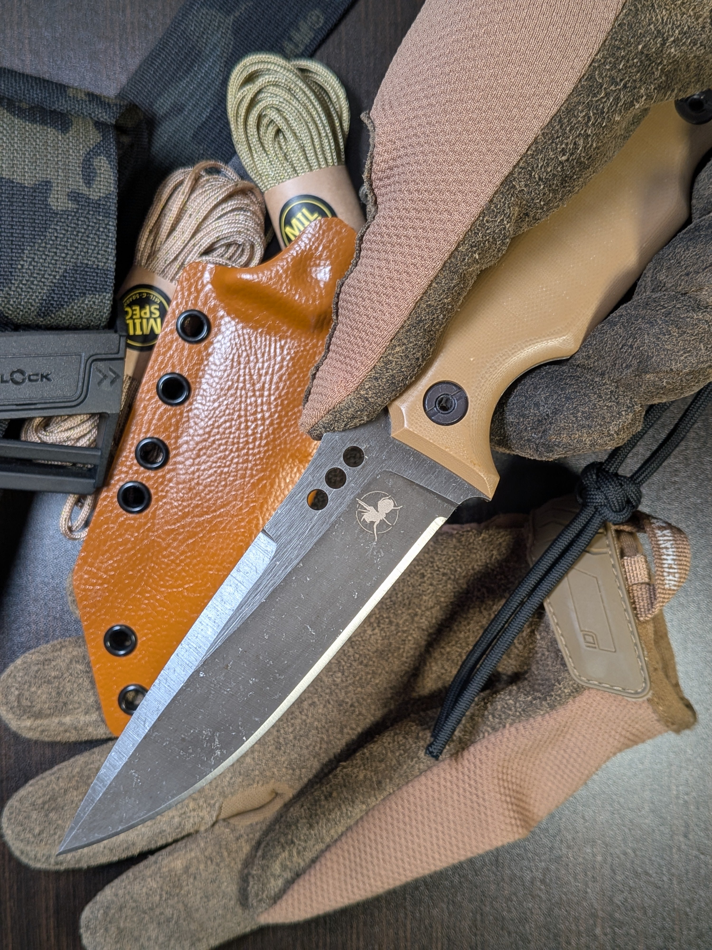 Atrax MARDUK Taktisches Messer mit braunem Griff und Coyote Tan Cerakote