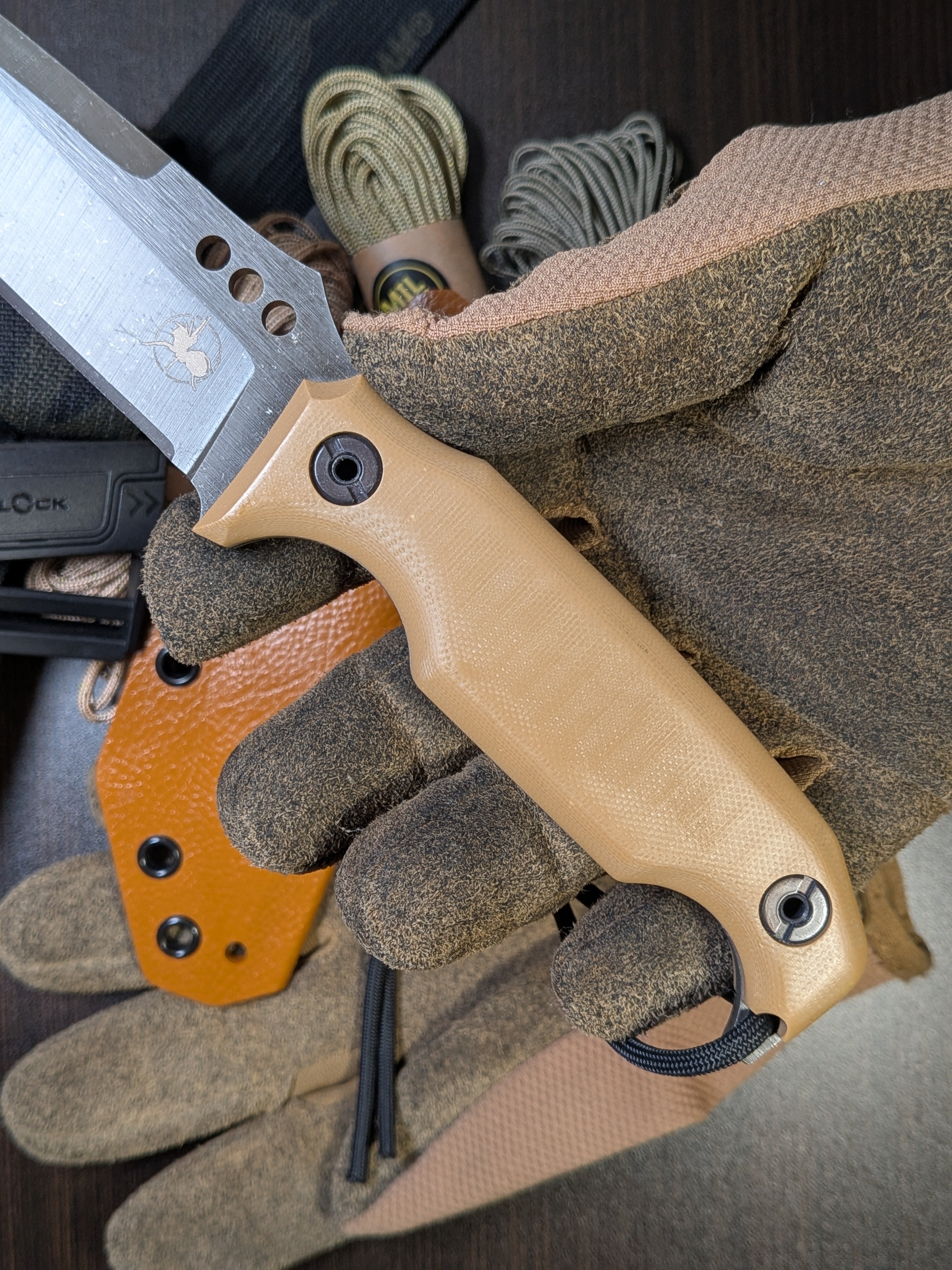 Atrax MARDUK Taktisches Messer mit braunem Griff und Coyote Tan Cerakote