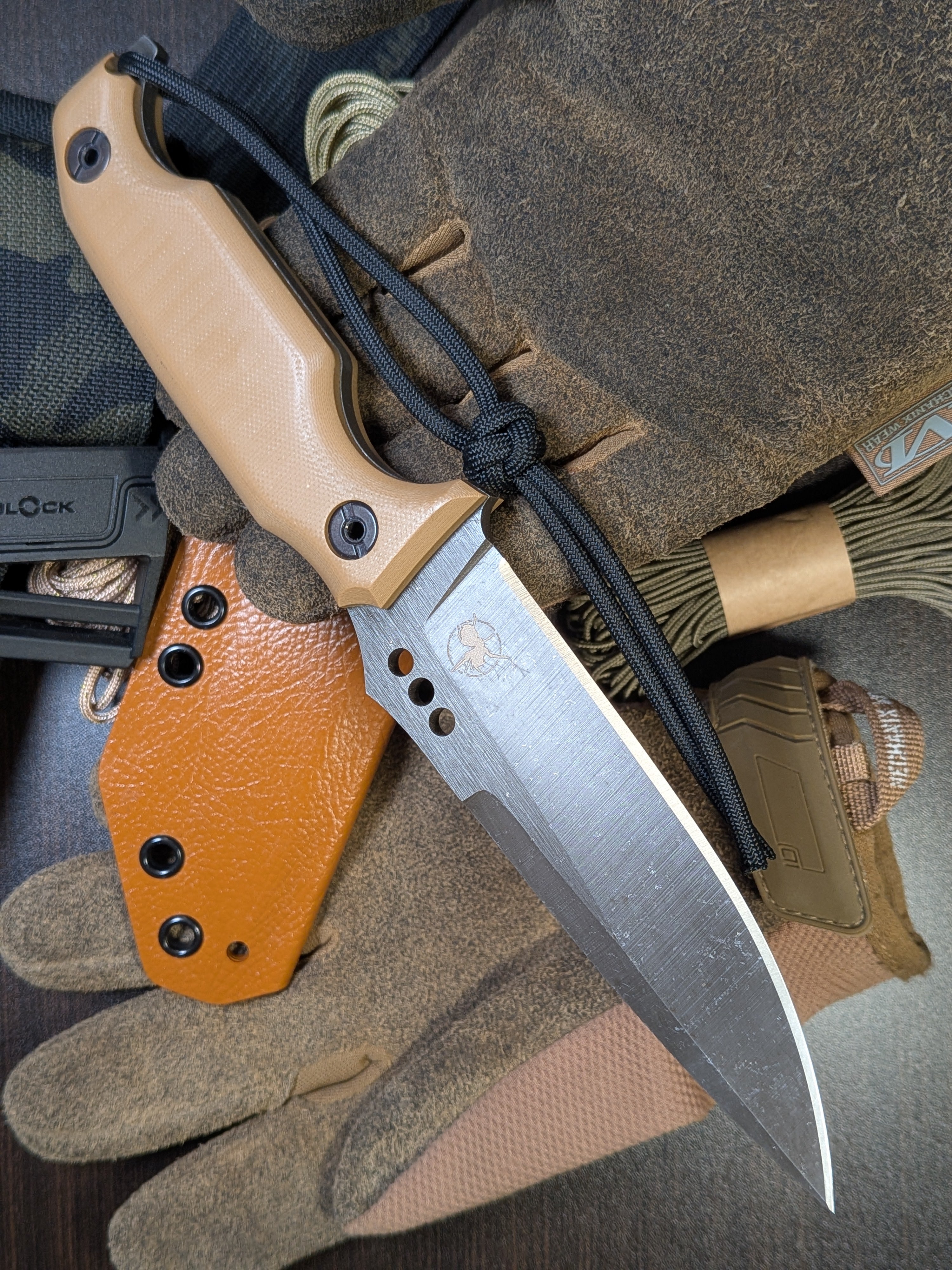 Atrax MARDUK Taktisches Messer mit braunem Griff und Coyote Tan Cerakote
