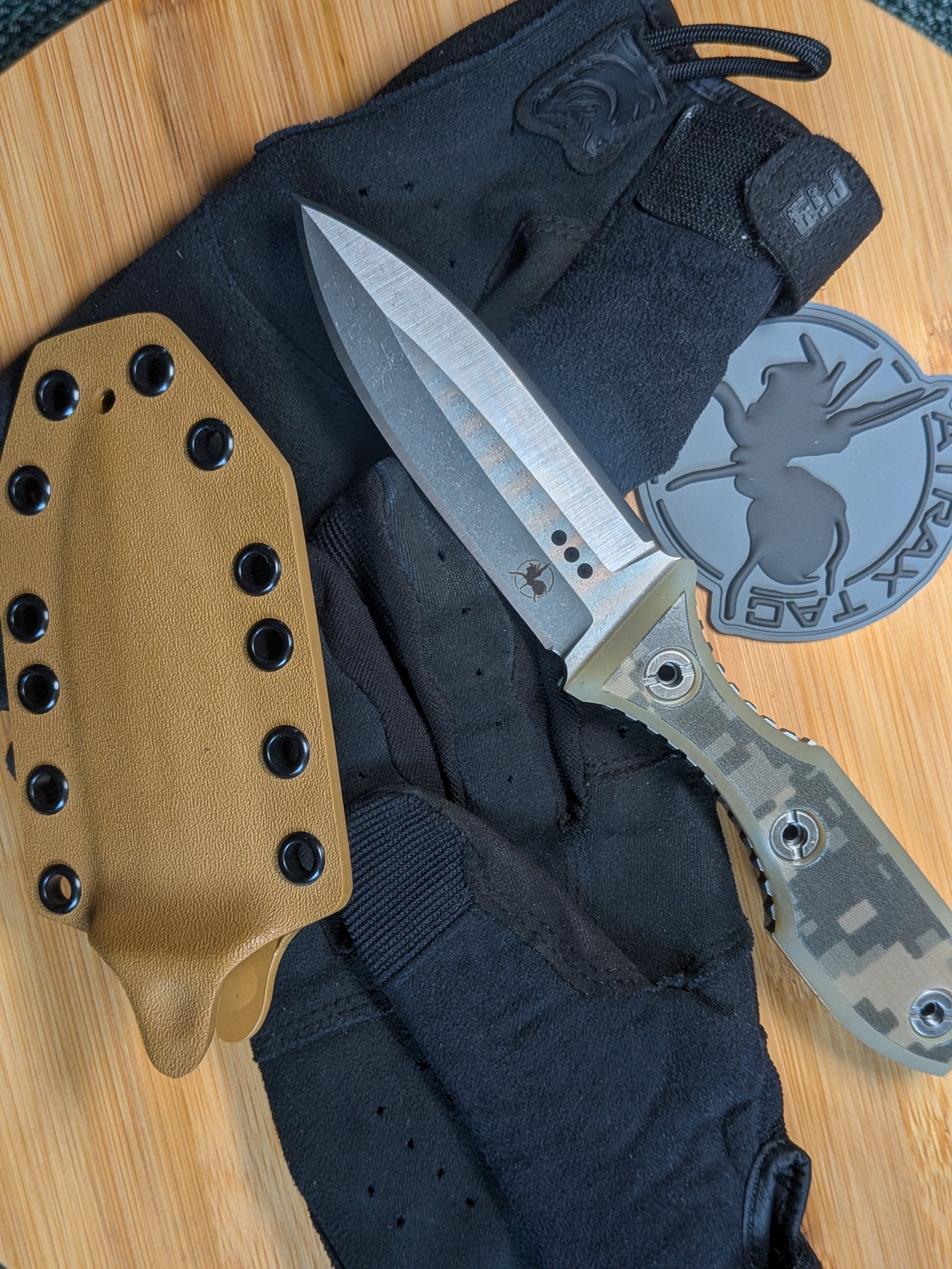 Atrax SCOURGE DAGGER Silber Satin Taktisches Messer mit braunem G10-Griff