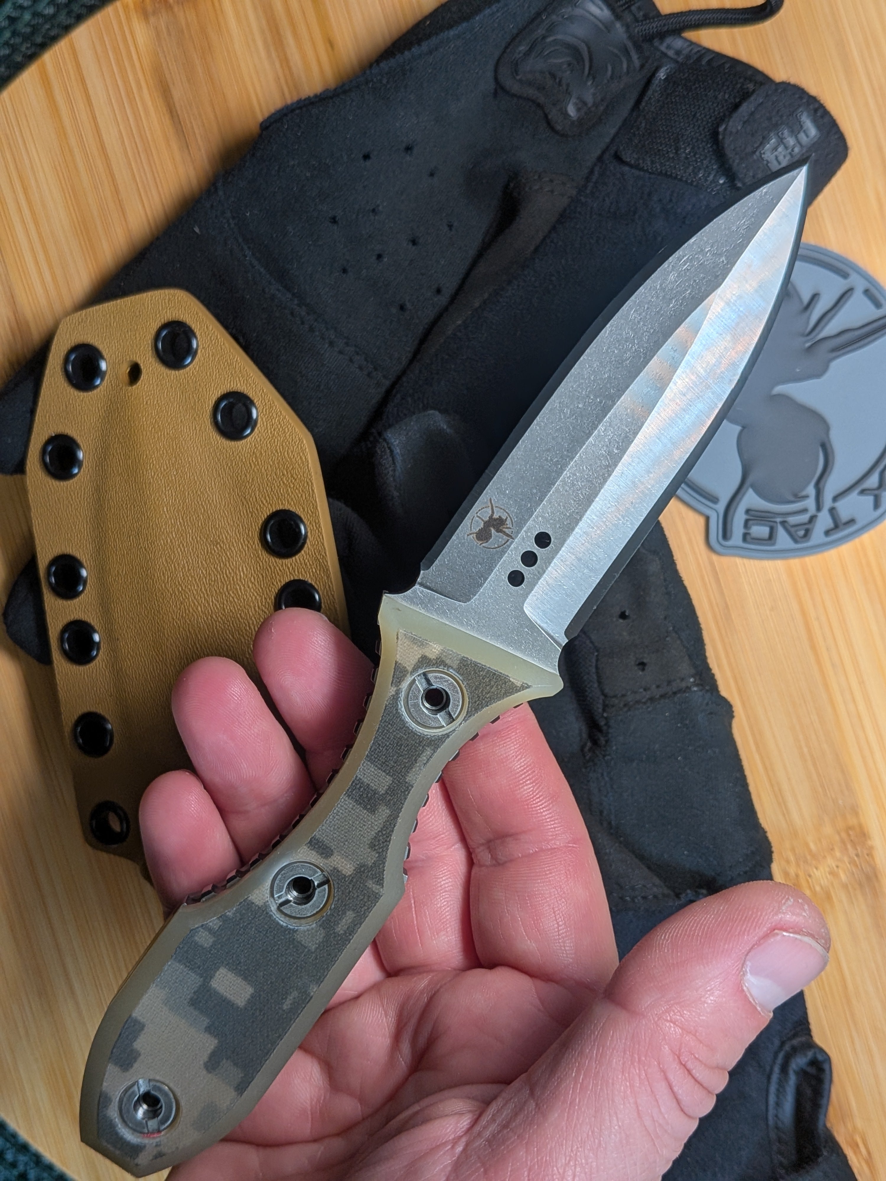 Atrax SCOURGE DAGGER Silber Satin Taktisches Messer mit braunem G10-Griff