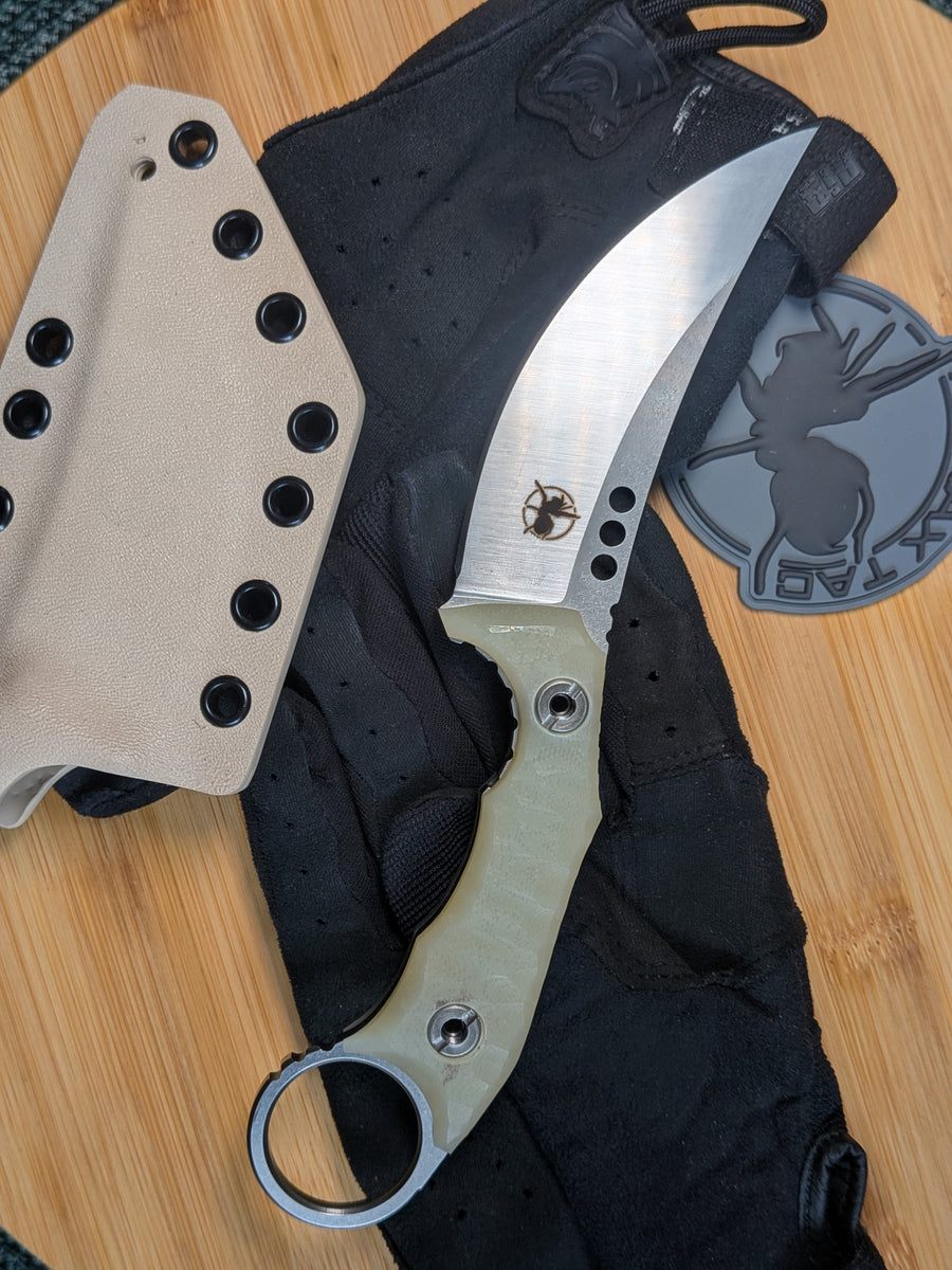ATRAX PLAGUE — Silver Satin, beżowe G10, Kydex Desert Tan