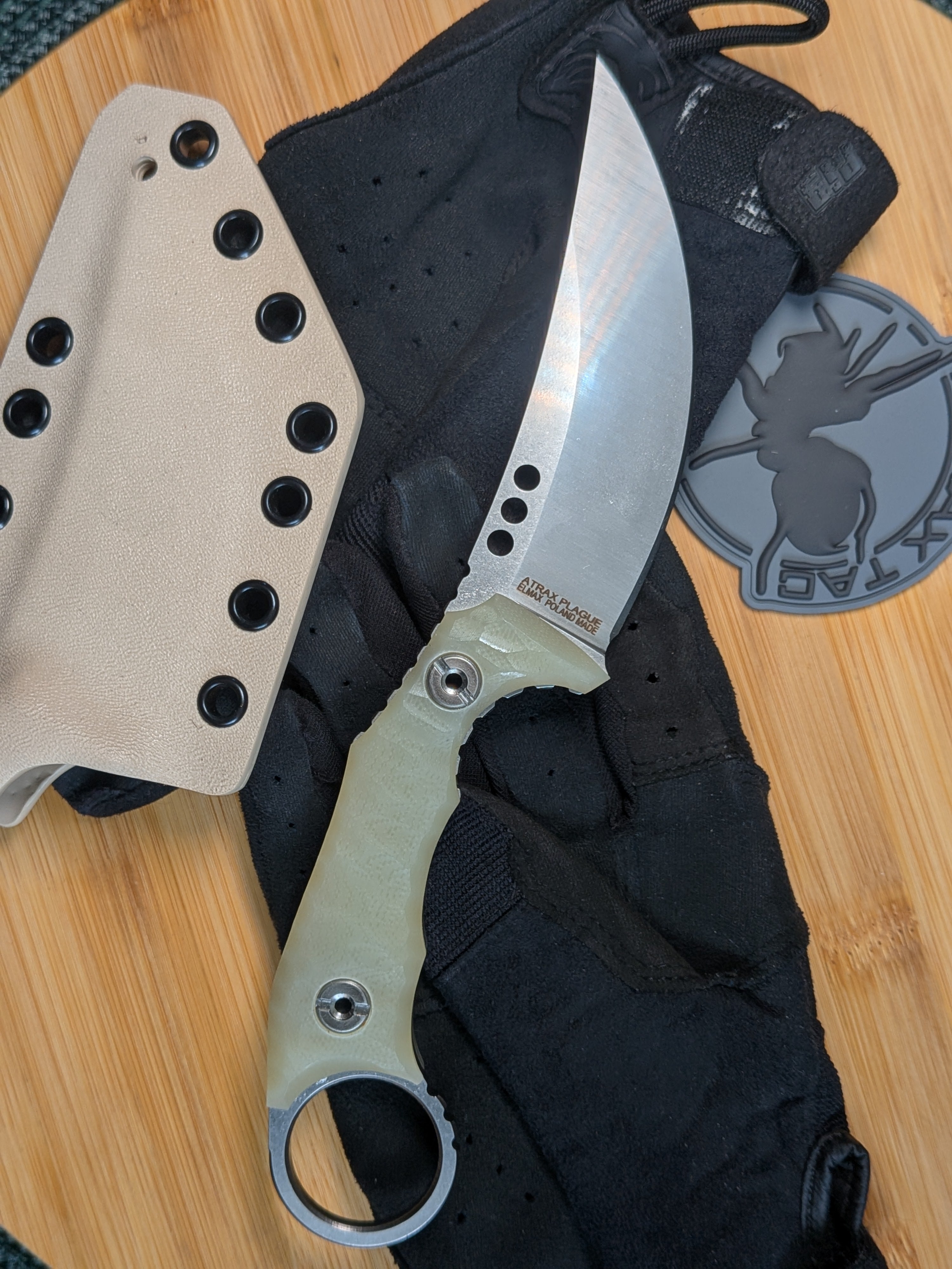 Atrax PLAGUE Stonewashed Tactical Ring Knife mit schwarzem G10-Griff und schwarzem Kydex