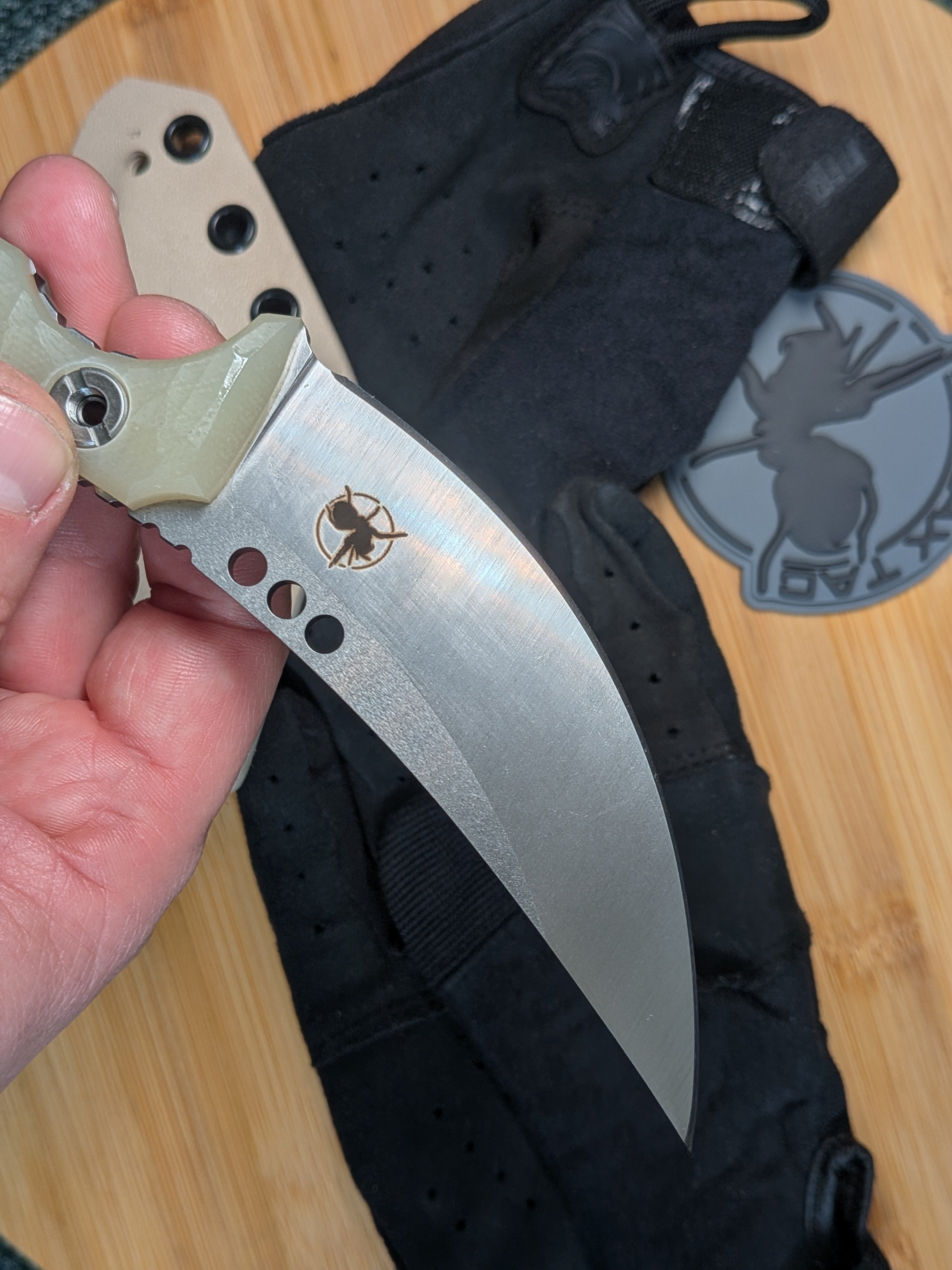 Atrax Plague Silver Satin steel, beige G10 handle and desert tan kydex