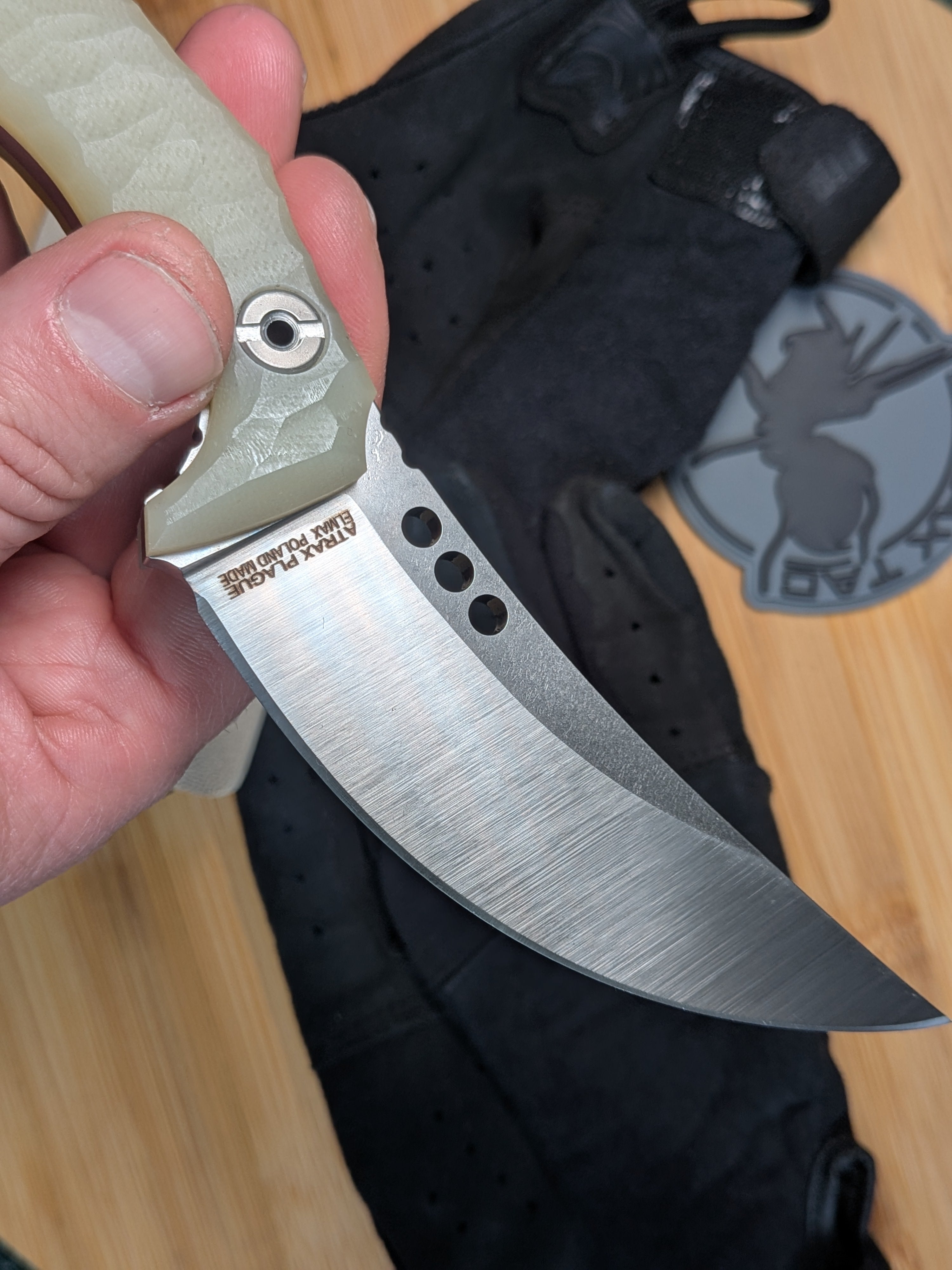 Atrax Plague Silver Satin steel, beige G10 handle and desert tan kydex