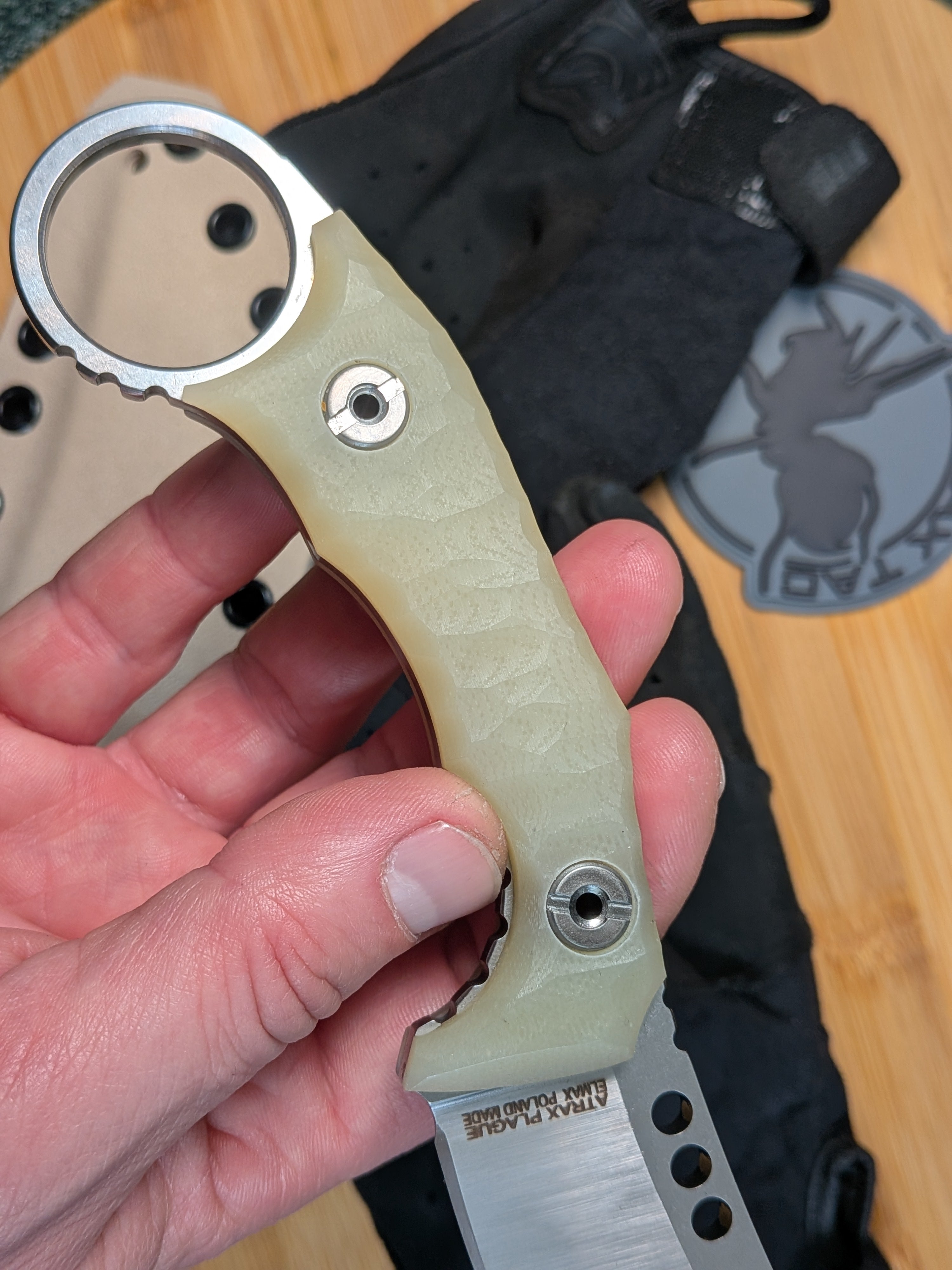 Atrax Plague Silver Satin steel, beige G10 handle and desert tan kydex