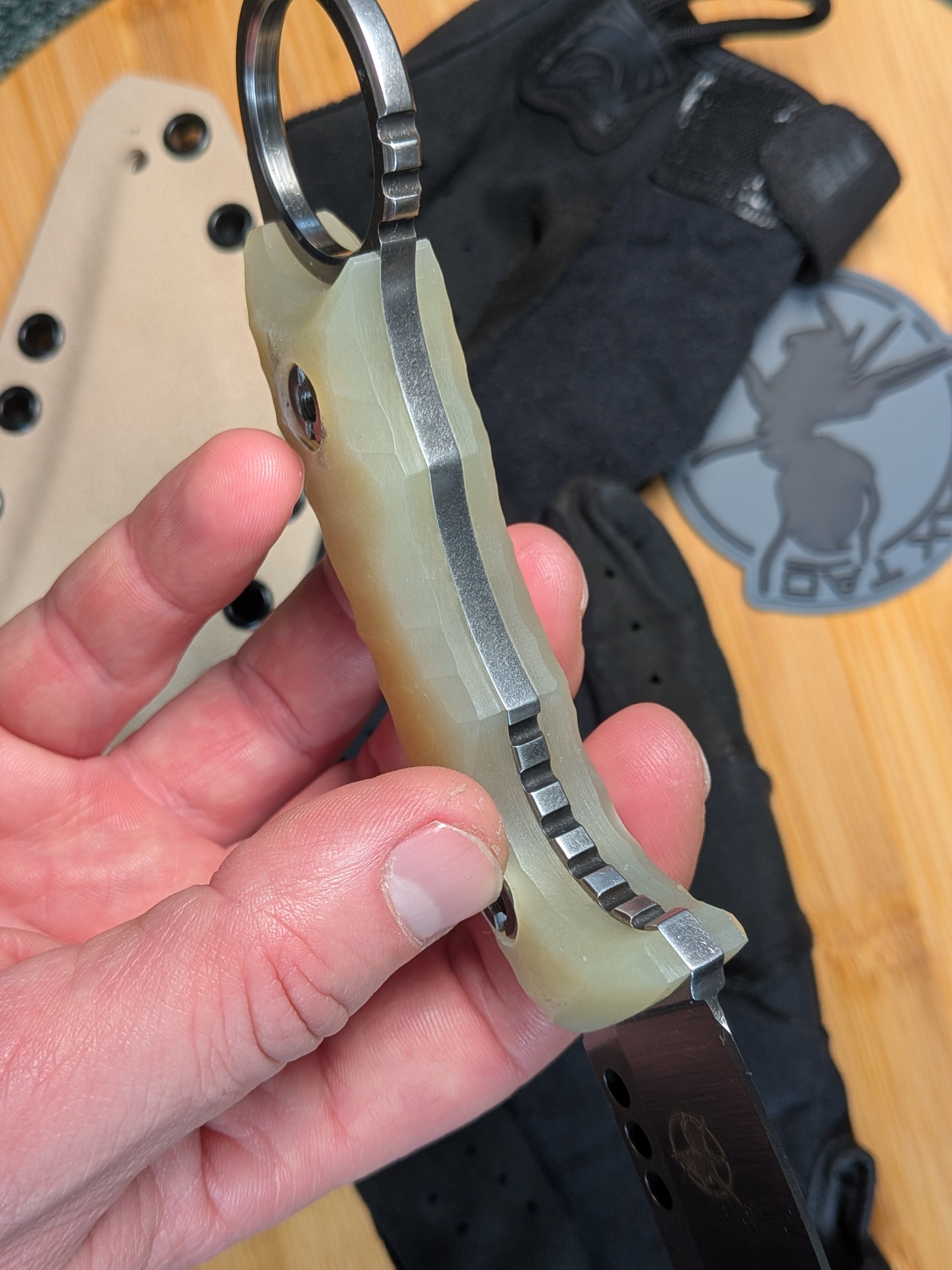 Atrax Plague Silver Satin steel, beige G10 handle and desert tan kydex