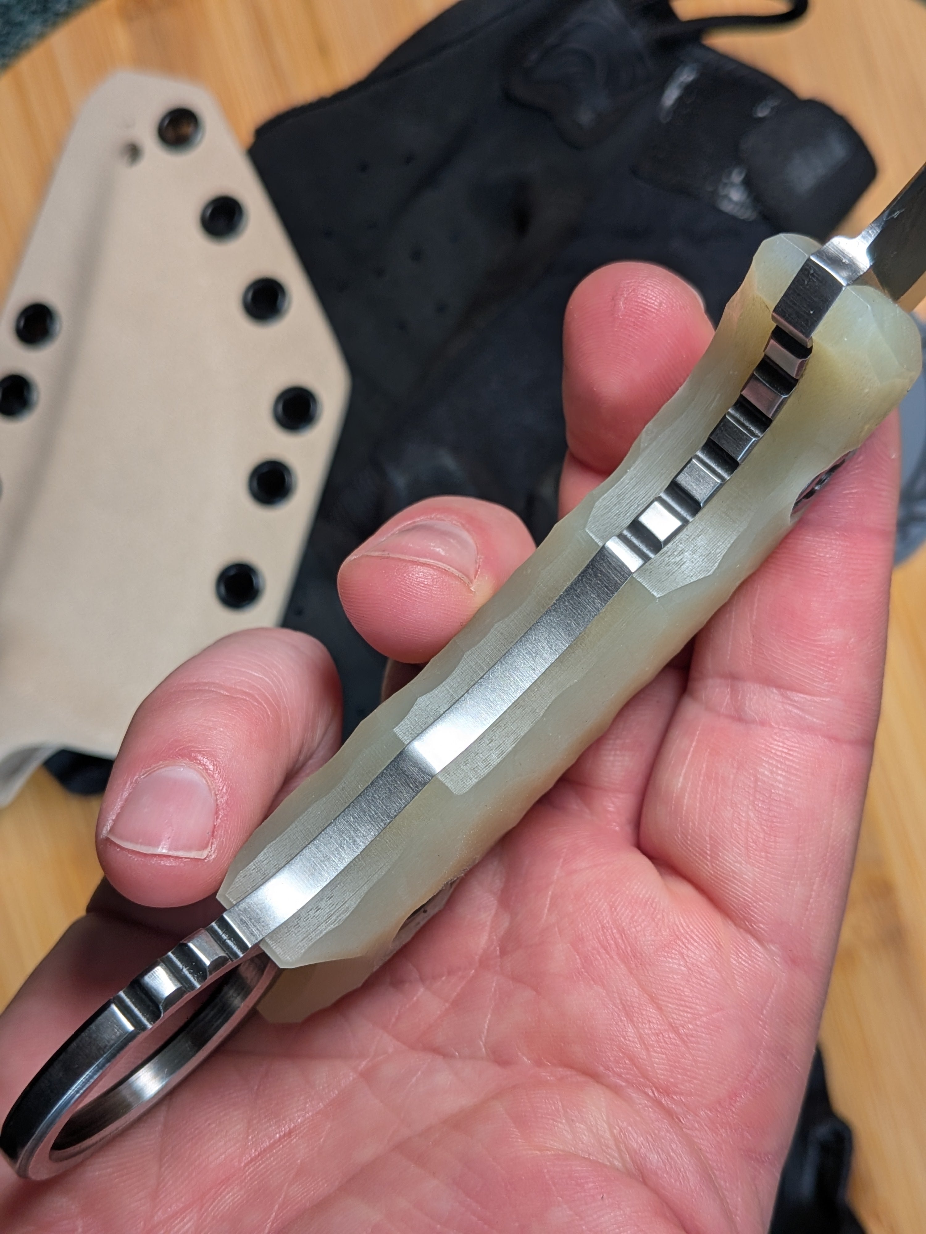 Atrax Plague Silver Satin steel, beige G10 handle and desert tan kydex