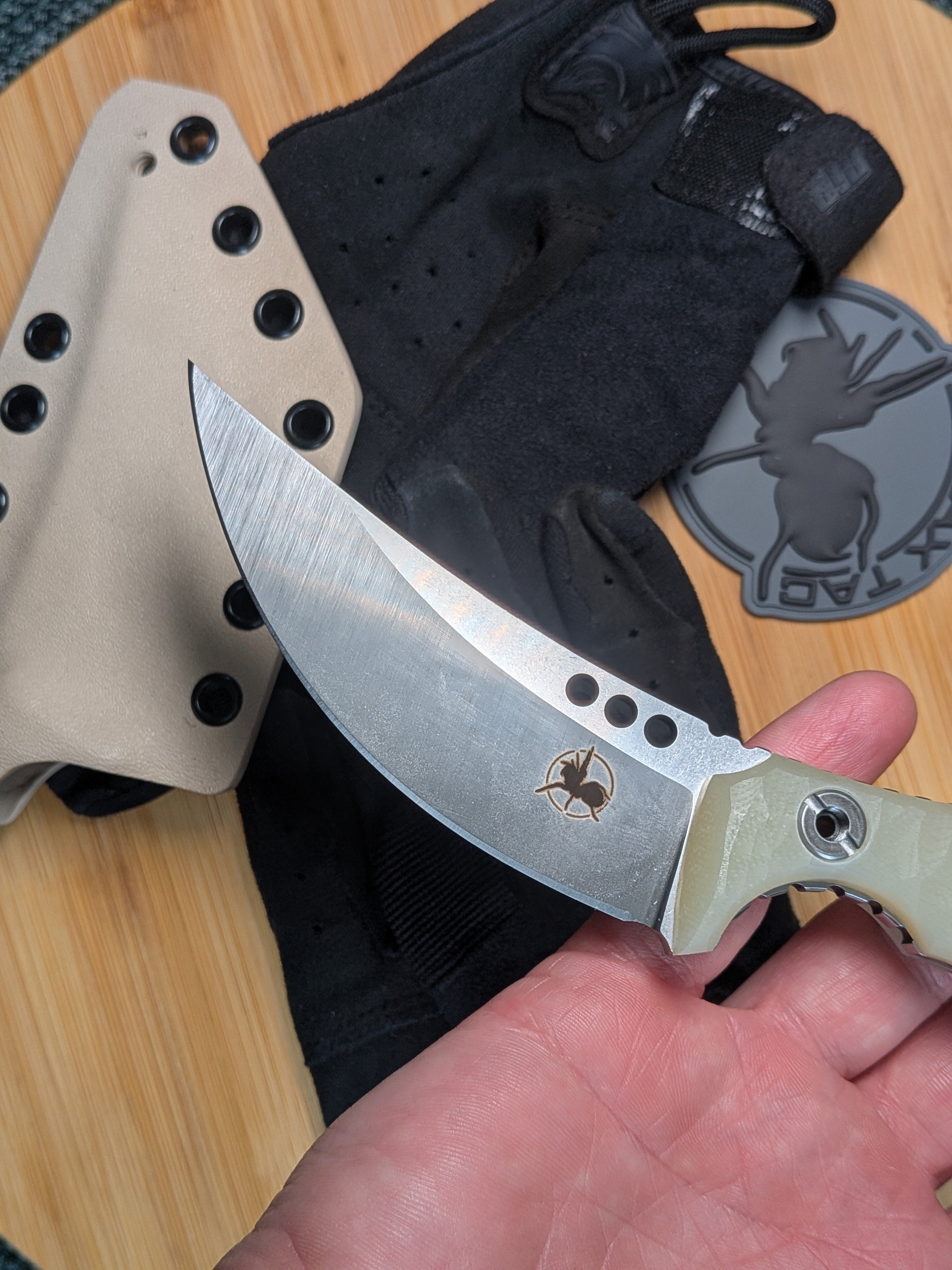 Atrax Plague Silver Satin steel, beige G10 handle and desert tan kydex