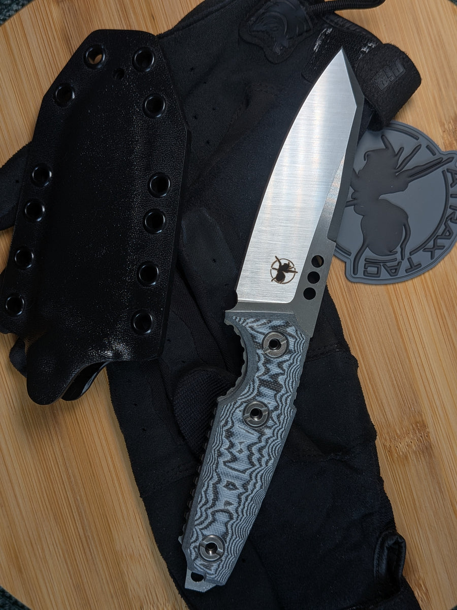 ATRAX ILLICIT — Silver Satin, rękojeść G10 White/Black
