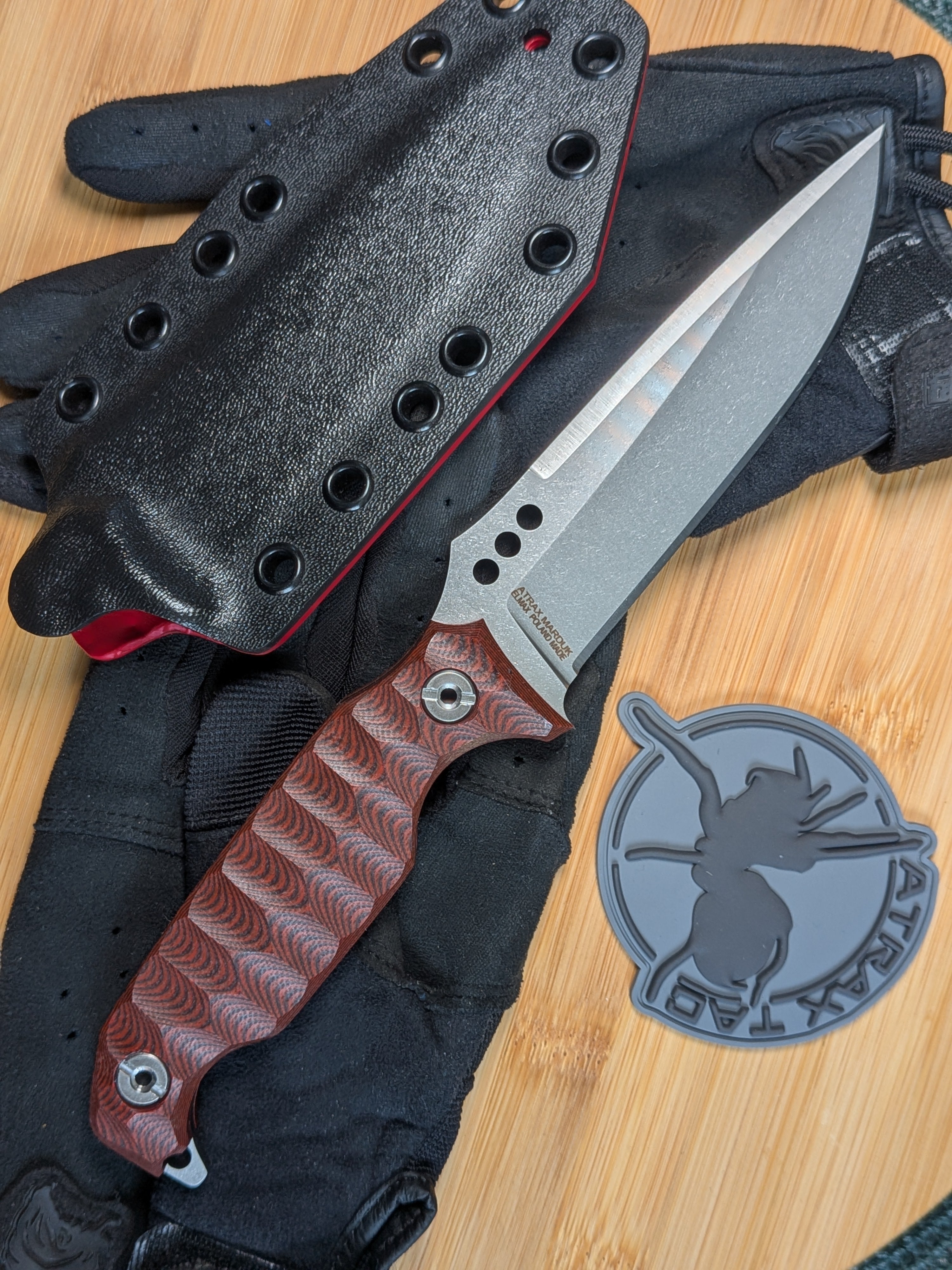 Atrax MARDUK Taktisches Messer mit braunem Griff und Coyote Tan Cerakote