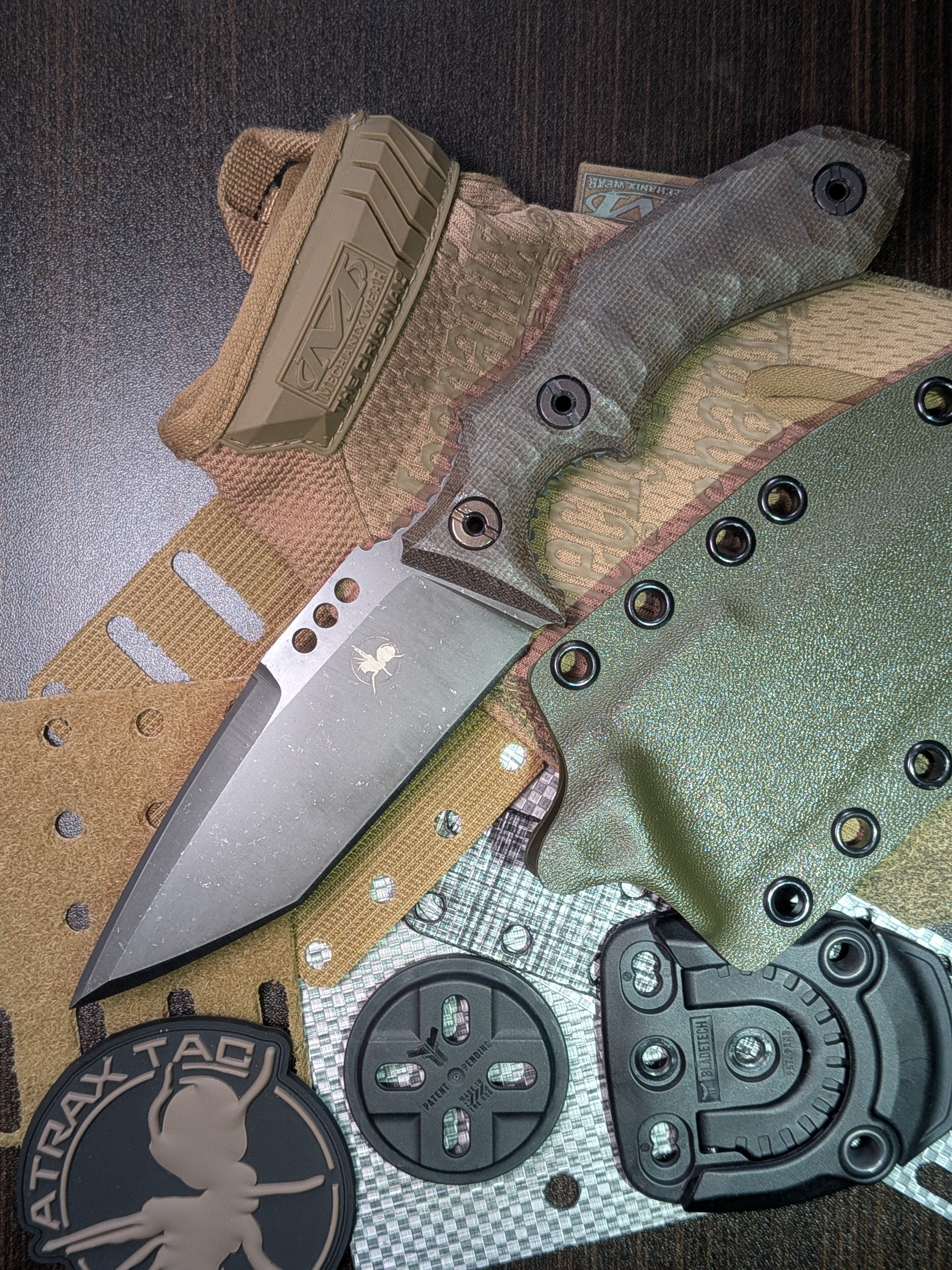 Atrax Rogue Multicam Schwarzes schwedisches Tarn-Cerakote-Taktikmesser mit schwarzem G10-Griff