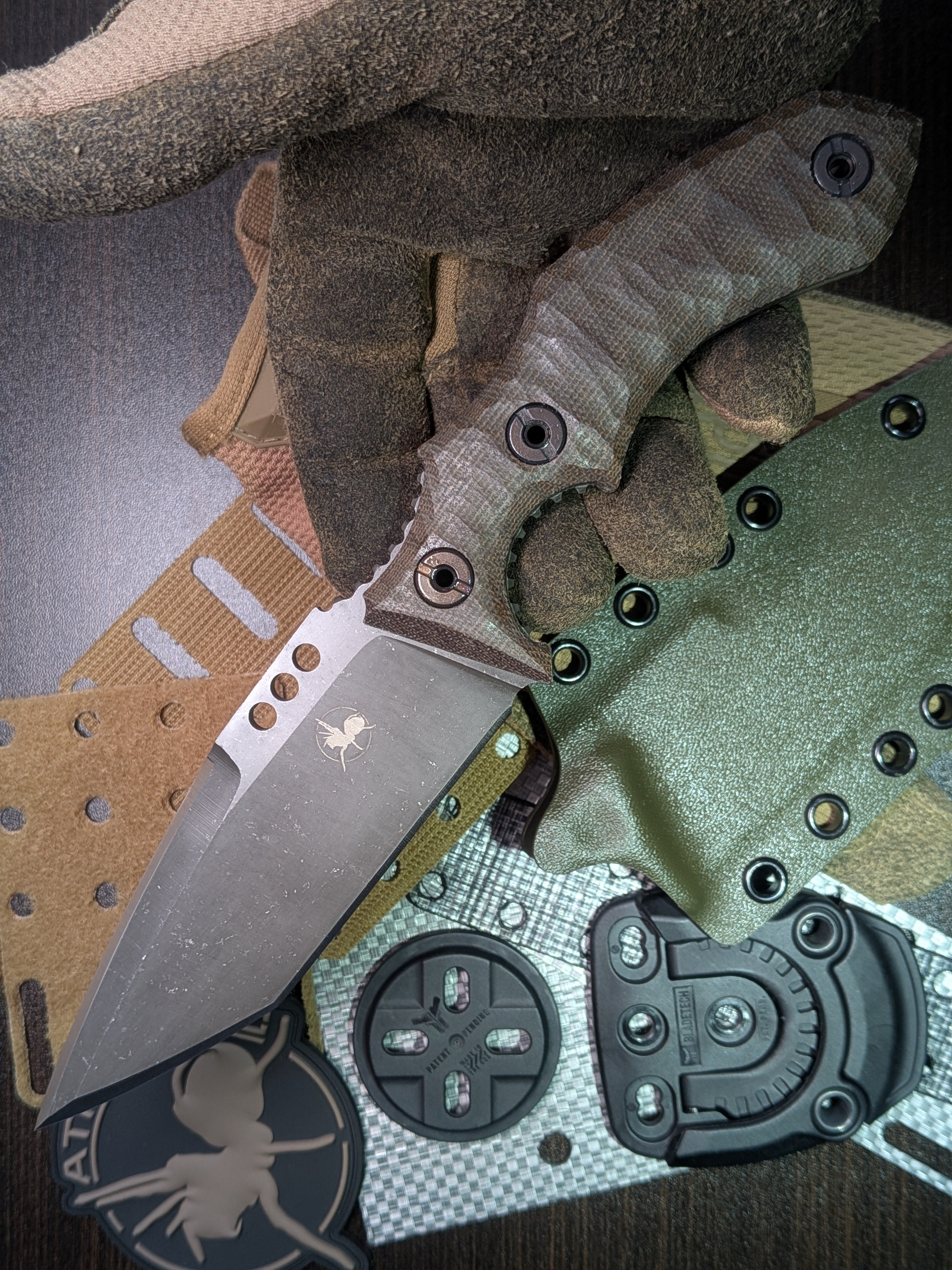 Atrax Rogue Multicam Schwarzes schwedisches Tarn-Cerakote-Taktikmesser mit schwarzem G10-Griff