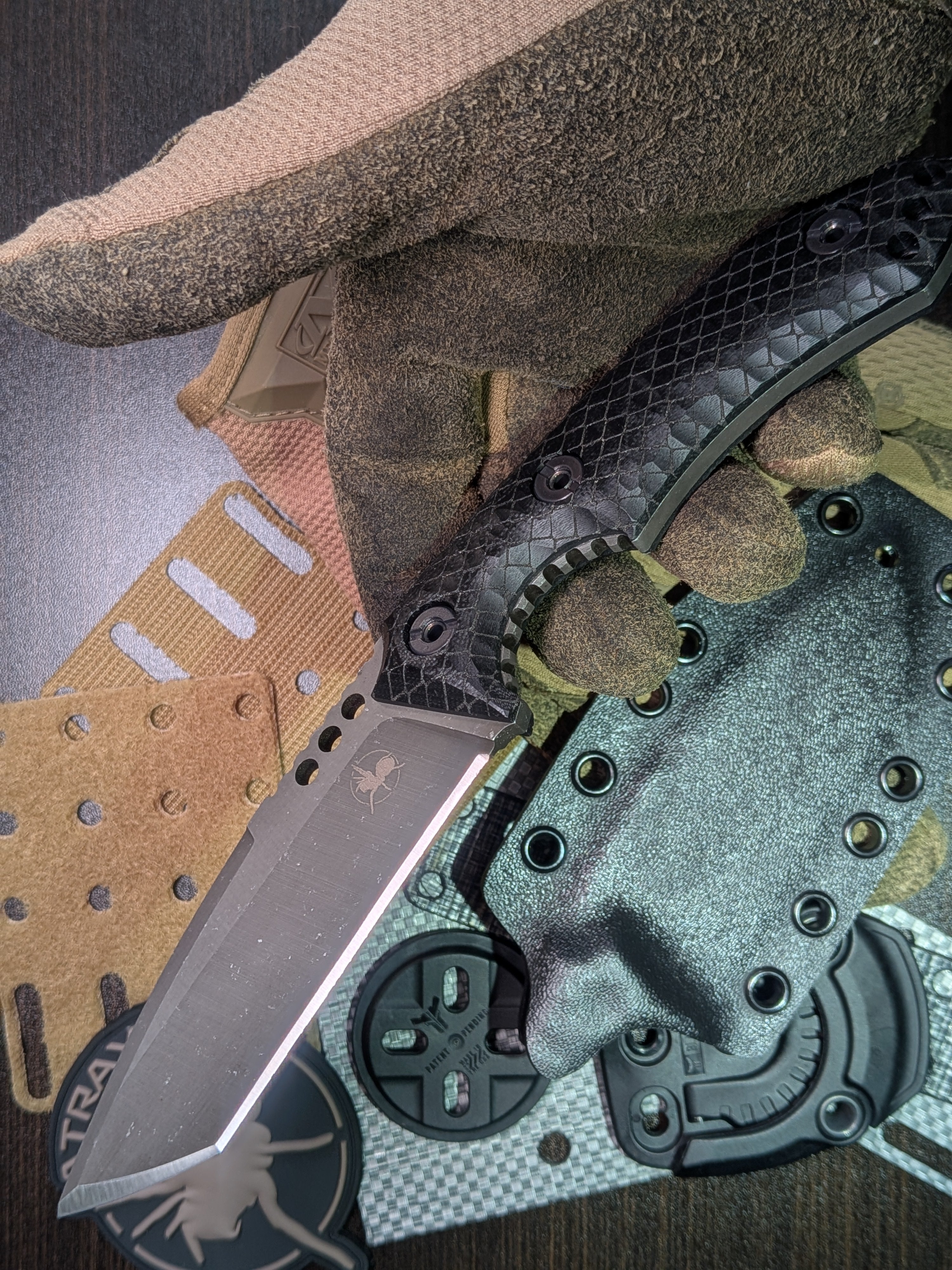 Atrax BOA Stonewashed Tactical Knife mit schwarzem Canvas-Micarta-Griff und Gunmetal Grey Kydex
