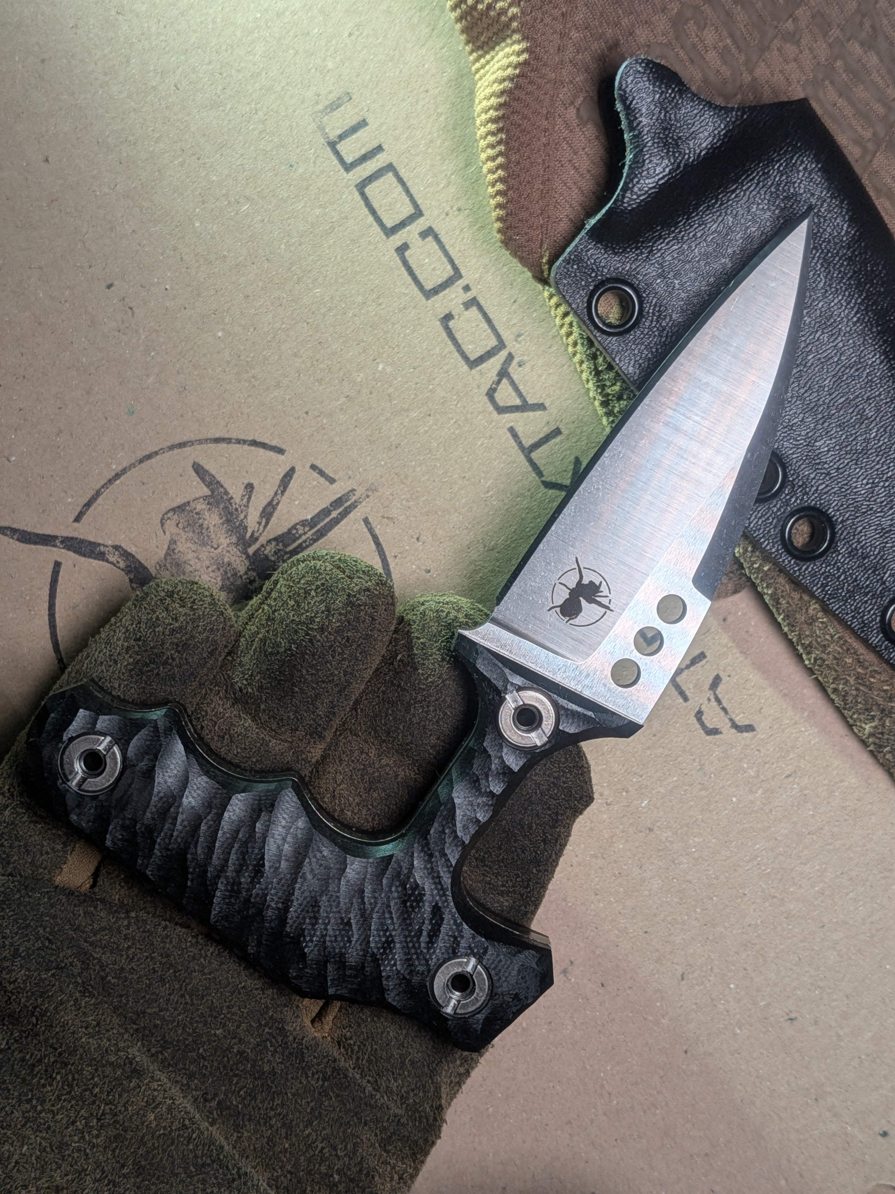 Atrax ENKIDU Taktisches Stoßmesser mit schwarzem Griff und LR Black Cerakote-Finish