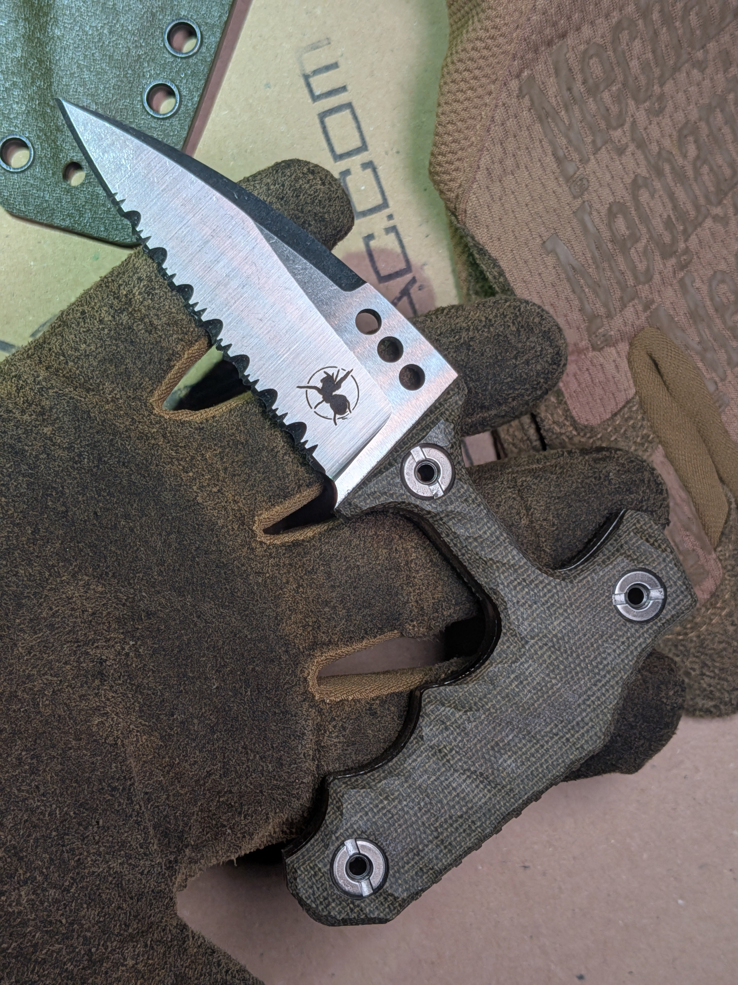 Atrax ENKIDU Taktisches Stoßmesser mit schwarzem Griff und LR Black Cerakote-Finish