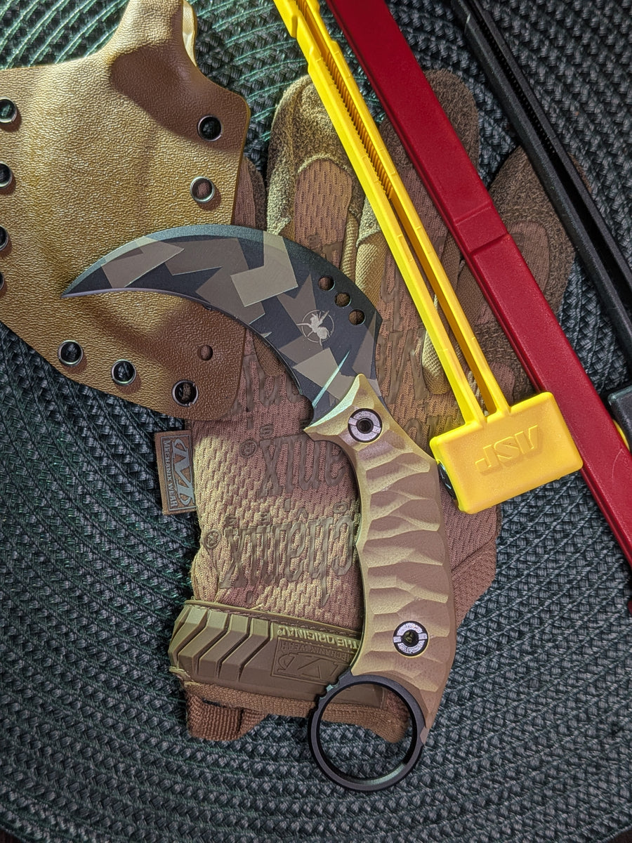 ATRAX CUSS — karambit, Swedish Camo Cerakote, brązowa rękojeść G10