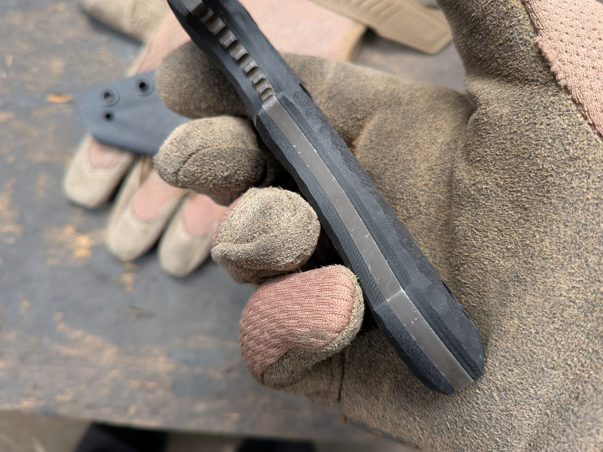Atrax Rogue — detail 5 — Elmax stonewashed and black G10 Stone
